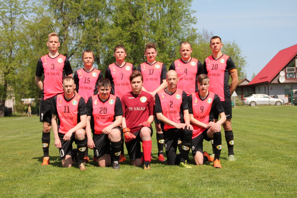 FK “Valka” futbolisti koncentrējas cīņai pret FK “Pļaviņas”.                                                                    
Autors: VIKTORS VOLOHS