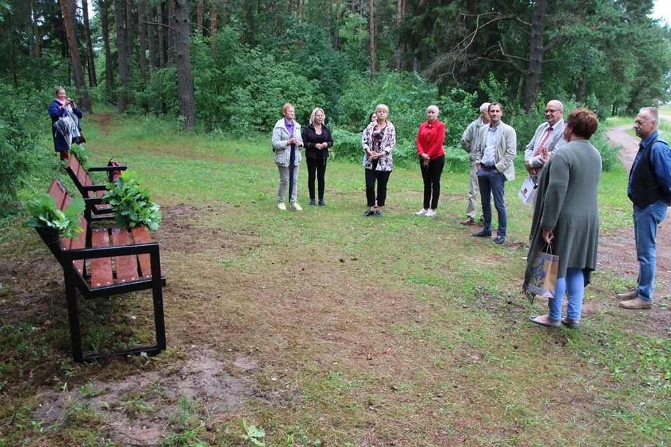 Šogad Valkas Rotari klubs lielajā Robežtirgū labdarības loterijā savākto naudu atvēlēja četriem jauniem soliņiem un trijām atkritumu urnām, ko nolemts novietot meža pudurī un pie tā Strautu ielas turpinājumā. Attēlā – Valkas Rotari klubs nodod soliņus Valkas novada domei.                                                                                                 

Autors: IVO LEITIS