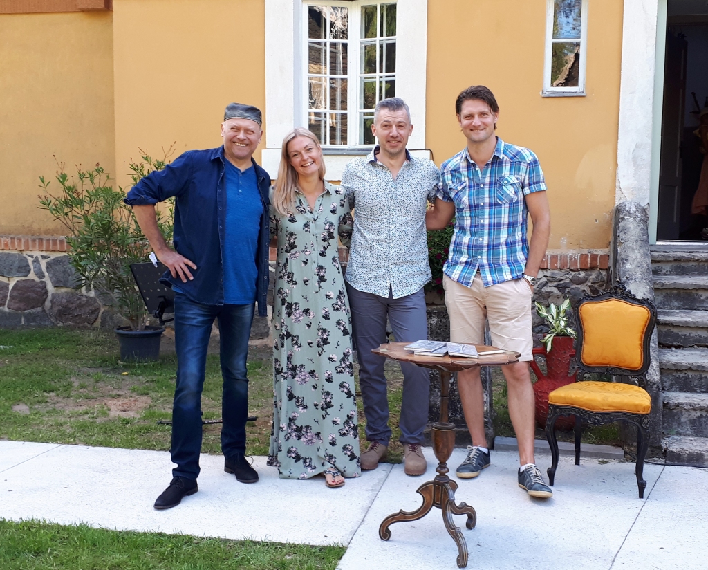 Vien nepilnu gadu pēc vēsturiskās Medību pils atdzimšanas Vijciema pagastā tajā izveidotais dizaina viesu nams “Bergervilla” ieguvis gan labu klientu loku, gan izpelnījies viesu atzinību. Reizi mēnesī tiek rīkoti Sajūtu vakari – akustiski koncerti ar Latvijā pazīstamiem un iemīļotiem mūziķiem. Tā ir kā intīma saruna klausītājiem ar mūziķi. Mūzika skan dzīvi, jo netiek kropļota ar skaņu pastiprinošām ierīcēm, mikrofoniem un skaļruņiem. Rudens un pavasara sezonā pasākumi notiek telpās, kur vietu skaits ir ierobežots, tāpēc apmeklētāji rezervāciju veic, tiklīdz Sajūtu vakars tiek izziņots. Vasarā mūziķi uzstājas brīvā dabā, taču tas nemazina koncertu intimitāti. Viens no pēdējiem šādiem Sajūtu vakariem “Bergervillā” bija jūnijā, kad tur viesojās Latvijā iemīļotais mūziķis Igo (pirmais no kreisās) un Ēriks Upenieks (trešais no kreisās). Attēlā kopā ar dizaina viesu nama īpašniekiem Agnetu Kītu un Arni Smiļģi. 
Autors: NO PERSONĪGĀ ARHĪVA