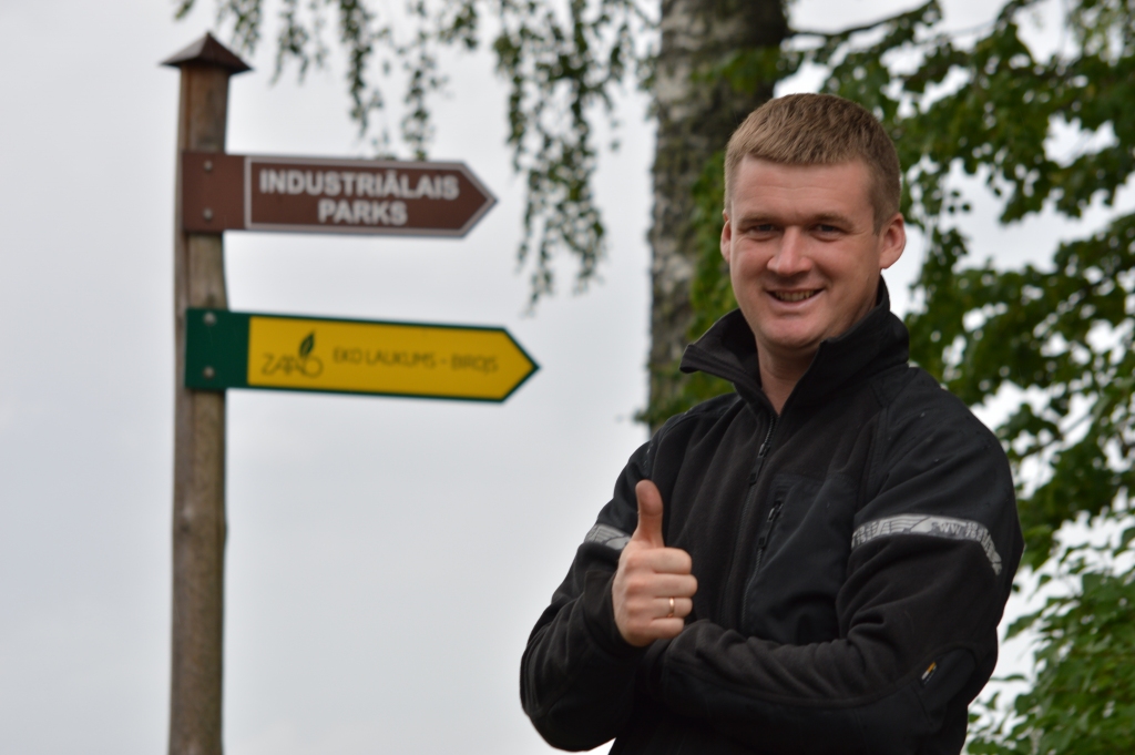 “Apē viss ir forši!” teic Nauris Teters – viens no tiem uzņēmējiem, kuri no vietējās pašvaldības īrē ēkas bijušās Apes arodskolas teritorijā. 
                                                                                                  
Autors: SANDRA PĒTERSONE