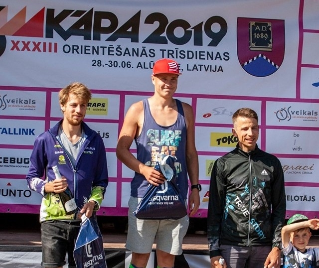 Baltijā lielākajās orientēšanās sacensībās “Kāpa 2019” pirmo reizi kopvērtējumā elites grupā uzvarēja Artūrs Pauliņš (vidū), otro vietu ieguva Rūdolfs Zērnis, bet trešo – mājinieks Edgars Bertuks.                     
Autors: OJĀRS MILLERS