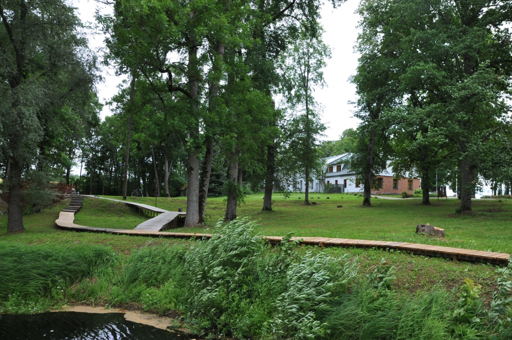 Valkas pagasta Lugažu muižas parks ir skaistākā vieta Lugažos un iemieso mieru un harmoniju. 
                                                                                                                                                                                                                                          
Autors: ANCE ANDRĒJEVA-EMPELE