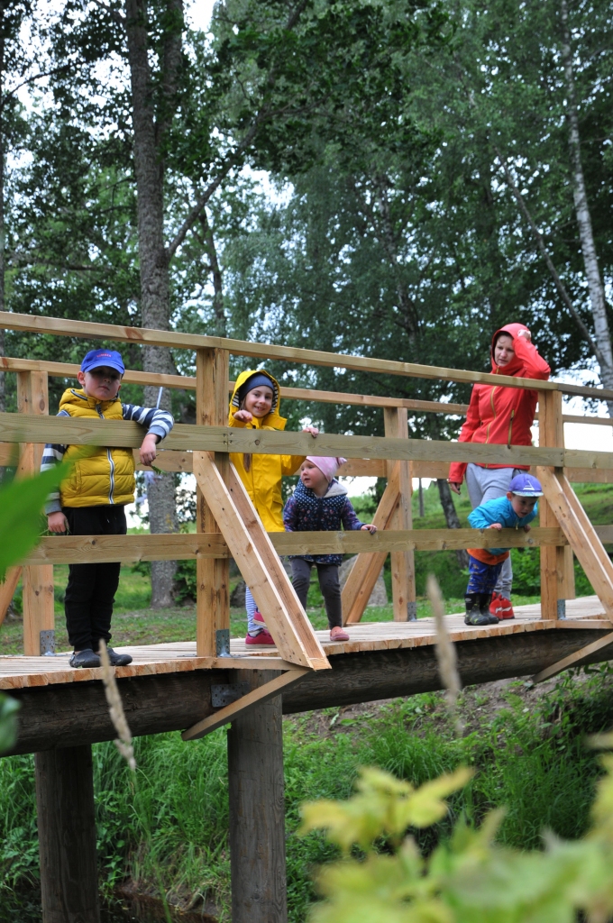 Ir atjaunots gājēju tiltiņš uz Lugažu muižas parka dīķa saliņu. Nākotnē plānots atjaunot arī otru gājēju tiltiņu.