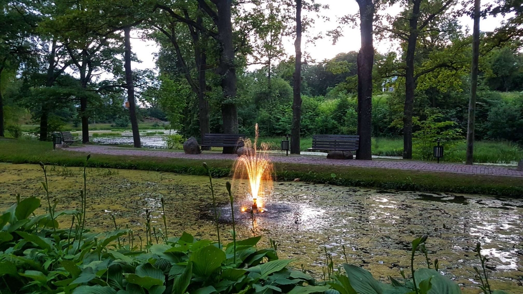 Smiltenē pēdējo gadu laikā Vecajā parkā veikti vērienīgi pārbūves un labiekārtošanas darbi, kuru rezultātu atzinīgi novērtējuši vietējie iedzīvotāji un pilsētas viesi. Gada laikā plānots veikt Vidusezera attīrīšanu. 
                                                                                                            
Autors: SANTA SINKA