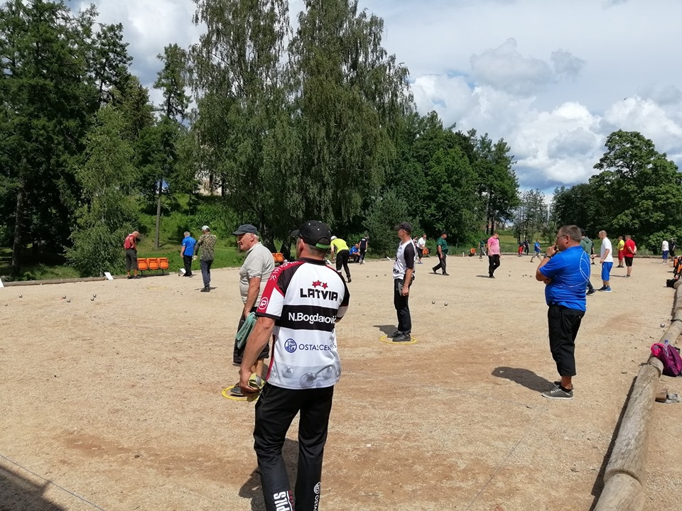 Latvijas petanka čempionātā vienspēlēs Ērģemē sacentās 32 labākie petankisti.                                                                                             
Autors: MĀRCIS KRAMS