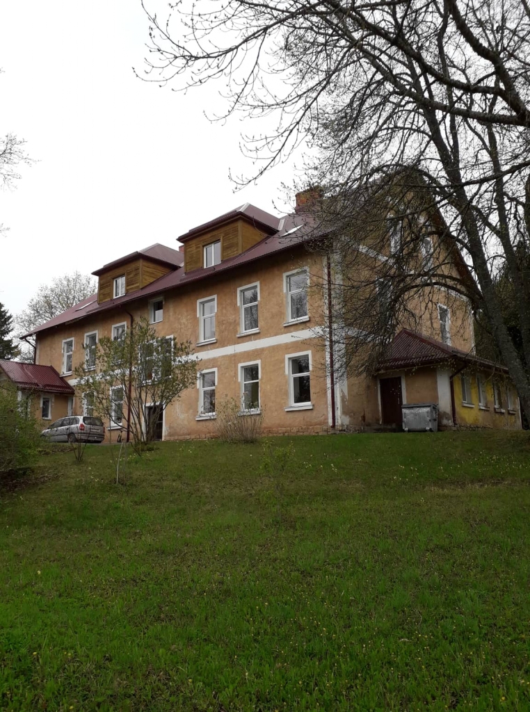 Skaistā Ozolu skolas ēka meklē jaunu saimnieku. Enerģētiski tā atrodoties ļoti pozitīvi lādētas enerģijas laukā. Par to liecinot skolas parkā augošie koki.                                                                            
Autors: NO VALKAS NOVADA DOMES ARHĪVA