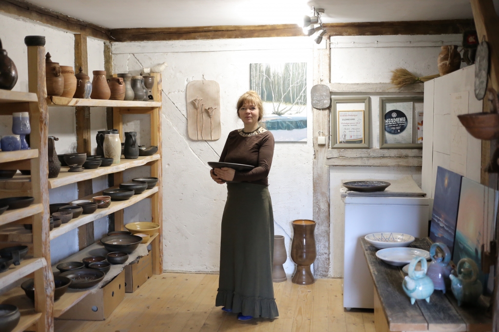 Pirms Smiltenes novada desmitgades svētku pasākuma “Vieta, kur skan dziesma” Grundzālē, intervējot Grundzāles pagasta pārvaldes vadītāju Aldu Zvejnieci, viņa visvairāk lepojās ar saviem ļaudīm, kuri ir čakli un darītāji. Ne viens vien no viņiem ir pazīstams plašākai sabiedrībai, bet citi vēl nē, lai gan viņu veikums un neatlaidība ir brīnišķīga. Grundzāles pagastā kādā skaistā lauku viensētā, kur saimnieko Vaida un Andris Namnieki, turpat pagalmā atrodas “Mālotava” – vieta, kur laiku neskaita, kur gūt mieru un kur radošā iedvesma un enerģija pārtop keramikas izstrādājumos. Tā ir viena no Vaidas sirdslietām, par kuru zina vietējie, bet vērts uzzināt arī citiem. Sarunas sākumā keramiķe šķiet nedaudz sakautrējusies, tomēr, pie tējas tases stāstot par savu sirdslietu, atmaigst. Viņas radītie keramikas trauki nav pelnījuši ilgi atrasties darbnīcas plauktos.                                                                                                                                       
Autors: SANTA SINKA