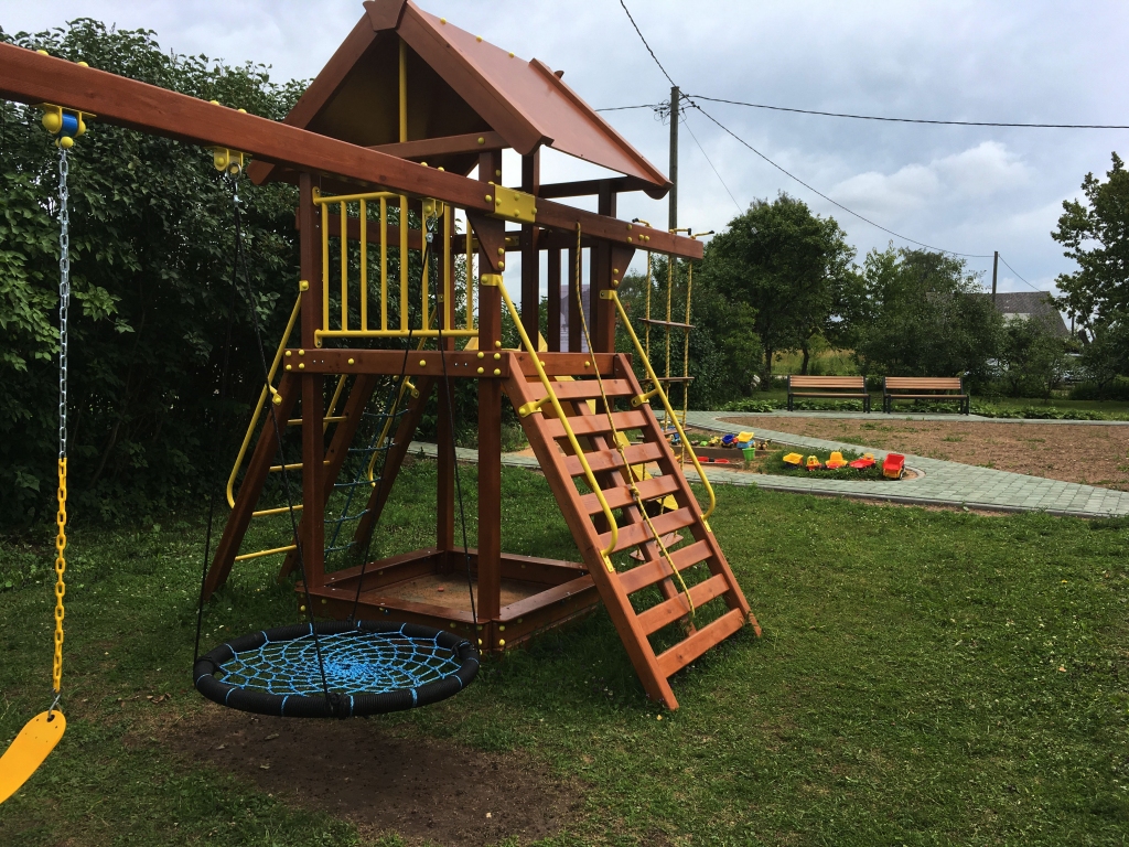 Valkas pagasta Lugažu ciema daudzdzīvokļu nama “Druvas” dzīvokļu īpašnieku biedrība “DRUVAS 1” pagājušajā gadā veiksmīgi startēja lauku partnerības “Ziemeļgauja” izsludinātajā LEADER projektu konkursā un guva atbalstu projektam “Bērnu rotaļu laukuma izveide Lugažu ciemā”. Lai gan visas projektā plānotās aktivitātes vēl nav realizētas, tomēr pagalms jau ieguvis daudz pievilcīgāku veidolu.                                                                                                                                                                                                                                                                               
Autors: ANCE ANDRĒJEVA-EMPELE