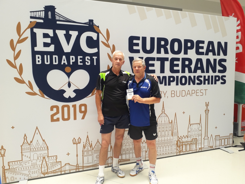 Budapeštā notiekošajā 13. Eiropas veterānu individuālajā čempionātā galda tenisā smiltenietis Juris Siliņš (pirmais no kreisās) pārī ar lietuvieti Polvilu Bagužu vīriešu dubultspēlē izcīnīja 5. līdz 8. vietu. 
                                                                                                 
Autors: NO PERSONĪGĀ ARHĪVA