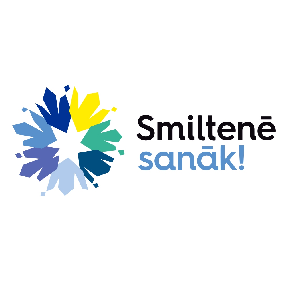 Līdzšinējais Smiltenes novada simbols iegūst papildu nozīmi. Stilizētajā rudzupuķē uz iekšu vērstās bultas simbolizē gan to, ka Smiltenes novadā sanāk aktīvi cilvēki, gan to, ka šeit cilvēkiem viss sanāk. 