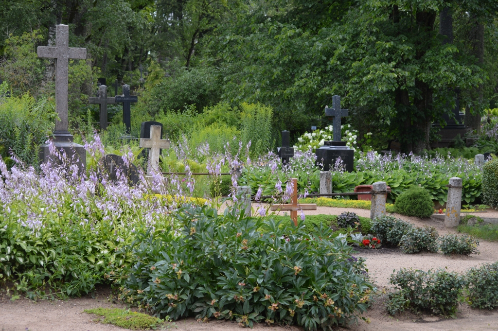 Svētdien, 21. jūlijā, būs tā reize gadā, kad Smiltenes kapsētā ieradīsies daudz ļaužu, lai atcerētos aizgājējus, –  jau klāt kapusvētku laiks.
Autors: Sandra Pētersone