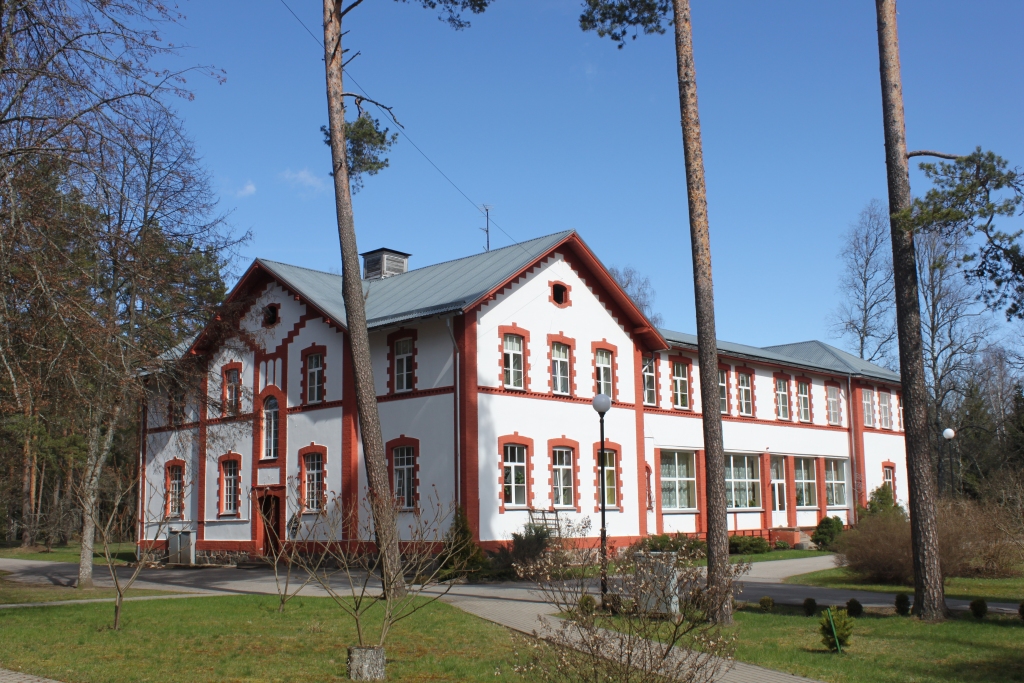 Šādi Strenču psihoneiroloģiskās slimnīcas stacionāra 3. nodaļas ēka jeb Augusta māja izskatījās pirms siltināšanas darbu uzsākšanas. Nams, tāpat kā pārējās slimnīcas ēkas, tika uzcelts aizvadītā gadsimta sākumā pēc arhitekta Augusta Reinberga projekta ķieģeļu eklektisma stilā.                                                                                                       
Autors: BAIBA LEITE