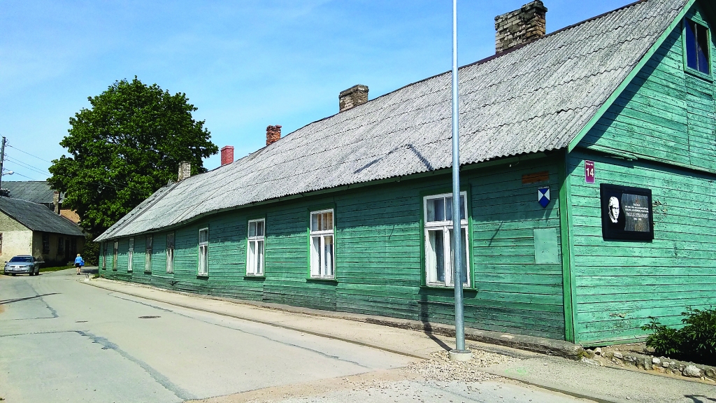Šajā mājā, ko vietējie iedzīvotāji sauc par “Desu māju”, Pauls Stradiņš dzīvojis no 1902. līdz 1914. gadam. Tēvs Jānis bija galdnieks un, kad līdzekļi atļāva, palaikam piebūvēja mājai kaut ko klāt. Tā nu sanāca gara māja – kā desa. Vienā mājas galā atradies veikals un tējnīca.                                                                                   
Autors: PĀRSLA KONRĀDE