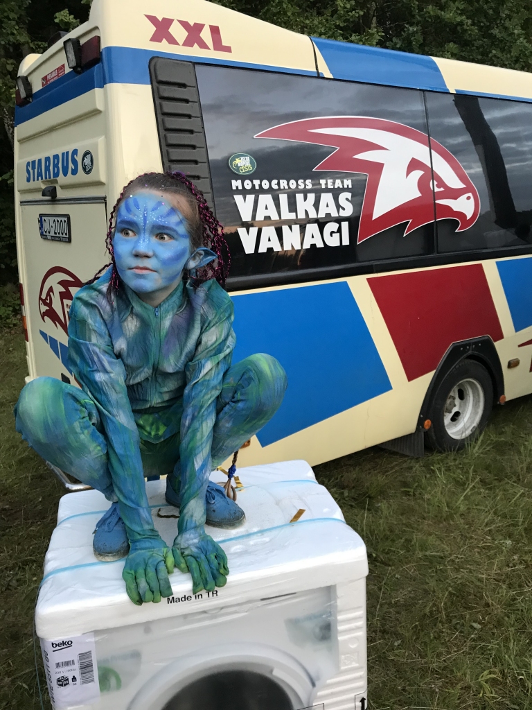 Aizvadītajās sacensībās Semerpalu “Valkas vanagu” komandā galveno balvu par labāko tērpu saņēma jaunā motobraucēja Suzanna Gredzena.  
                                                                                                           
Autors: GITA GREDZENA