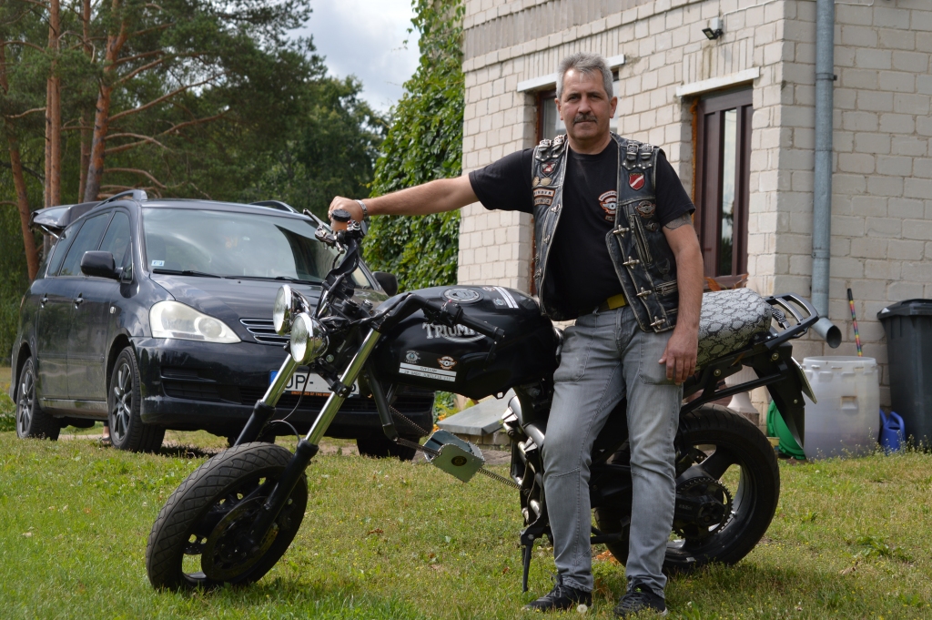 “Vēja brāļu ordeņa Stakeln” vadītājs strencēnietis Māris Ozols pats brauc ar “Harley – Davidson” motociklu, bet attēlā redzamais “Triumph” ir motokluba “Hermejs” dāvana “Vēja  brāļu ordenim” un drīz kalpos par norādi uz motokluba māju Strenčos.                                              
Autors: SANDRA PĒTERSONE