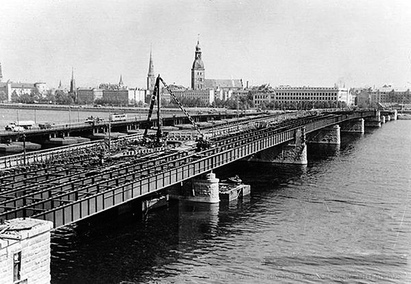 Oktobra (tagad – Akmens) tilta celtniecība.
Autors: pbs.twimg.com