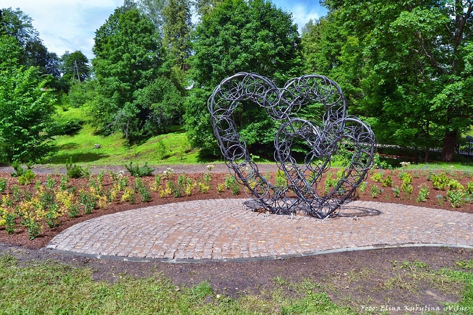 Vecajā parkā, pļaviņā netālu no viesnīcas “Brūzis” labiekārtota teritorija un uzstādīts jauns vides dizaina elements, pie kura turpmāk jaunie pāri savā kāzu dienā varēs pieslēgt slēdzenes, kas ir apliecinājums mūžīgai mīlestībai.                                                                                   
Autors: ELĪNA KUBULIŅA-VILNE