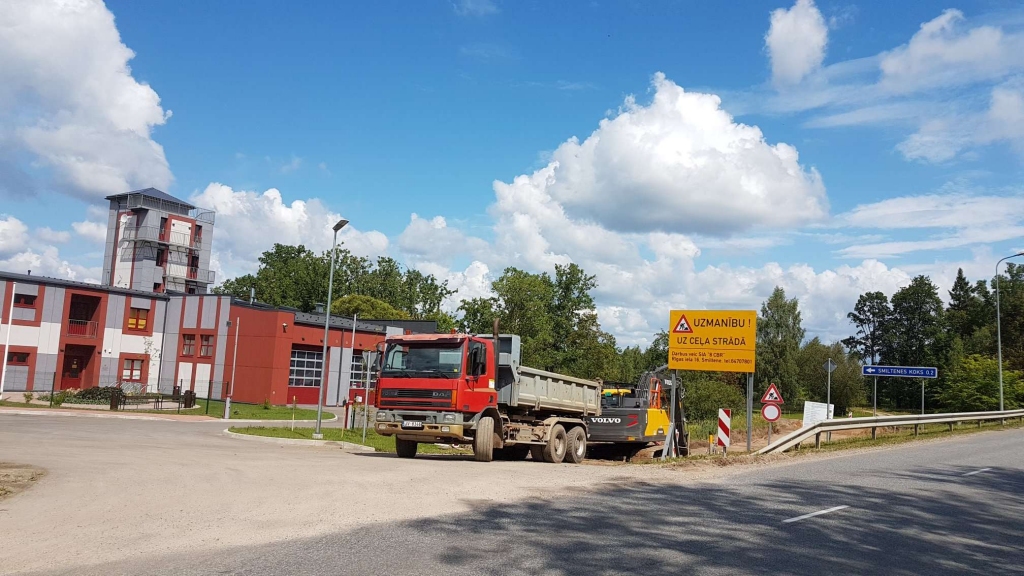 Lai sakārtotu publisko infrastruktūru uzņēmējdarbības vides uzlabošanai, Smiltenē uzsākti Valkas ielas posma pārbūves darbi.            
Autors:  SANTA SINKA