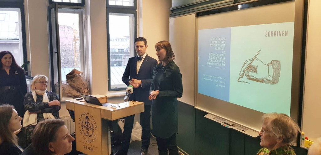 Latvijas Žurnālistu asociācijas rīkotā seminārā juridiskus ieteikumus sniedz advokāti Ieva Andersone un Andris Tauriņš. 
Autors: No personīgā arhīva