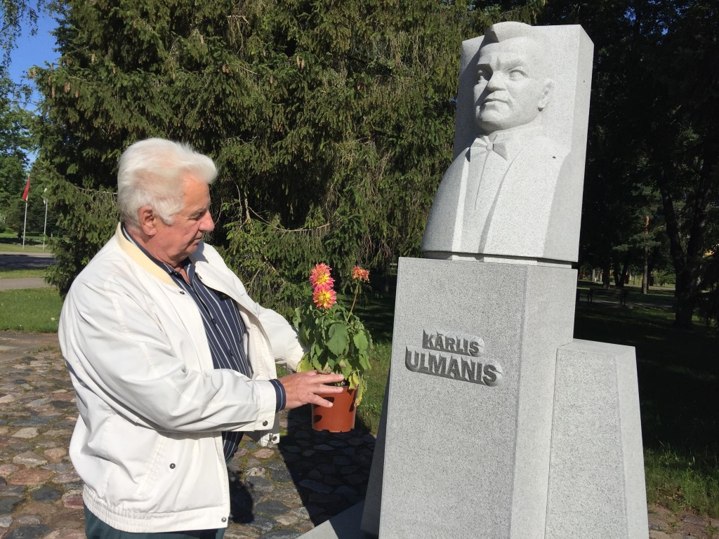 Valcēnietis Kārlis Bērziņš visu mūžu sirdī glabā dziļu cieņu pret valstsvīru Kārli Ulmani un to izrāda arī, pērkot puķes podiņā un nozīmīgās atceres dienās noliekot pie Ulmaņa pieminekļa Valkas centrā. Diemžēl pēc tam puķes novīst, jo pilsētas apstādījumu laistīšanas laikā tām acīmredzot ūdens netiek, un tā nu seniors pērk kārtējo podiņu.                 
Autors:  INGŪNA JOHANSONE 