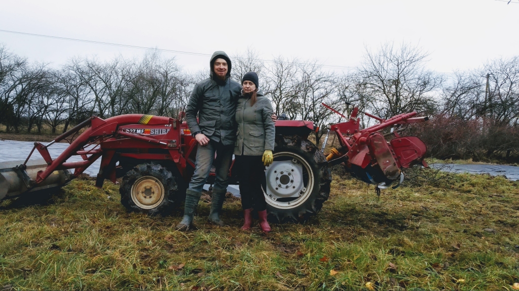 Kristaps ikdienā nodarbojas ar fotografēšanu un maketēšanu, bet Liene ir Tautas lietišķās mākslas studijas “Smiltene” vadītāja. Vien tuvākie zina, ka liela daļa Strazdiņu ģimenes brīvā laika paiet piemājas saimniecībā. Jaunie dārzeņu audzētāji no darba nebaidās, drīzāk to sauc par relaksāciju. 
