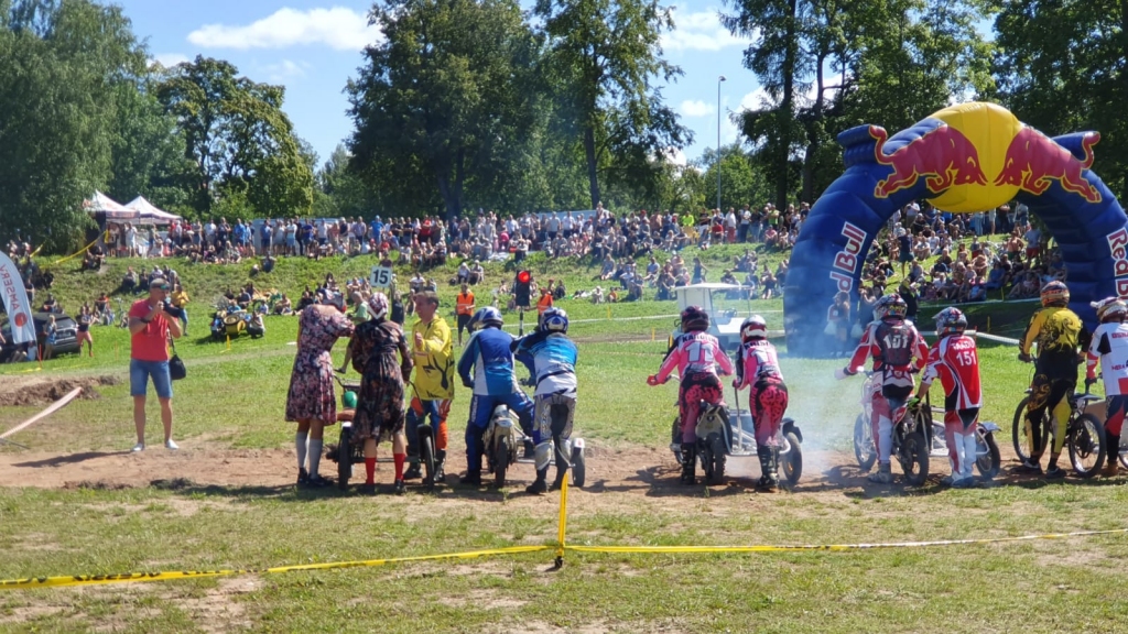 Uz starta līnijas stājas retroklases braucēji ar blakusvāģiem.                                                               
Autors:  NO KLUBA ARHĪVA