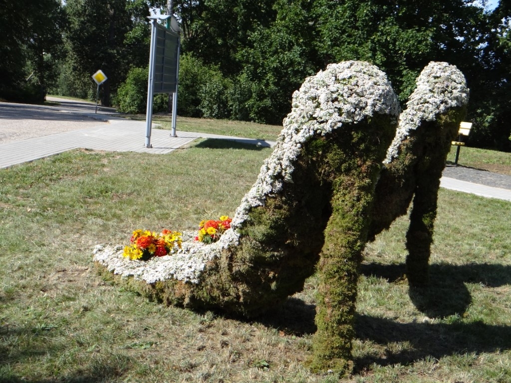 Pirms gada Kārķu pagasta svētkos tapa šāds iespaidīgs floristikas darbs par godu Latvijas simtgades zaļumballei. Šogad uz floristikas darbnīcu līdzi jāņem bērnu zābaciņi, jo viena no svētku tēmām būs “Dzimis Kārķos”. 
Autors:  SANDRA PILSKALNE