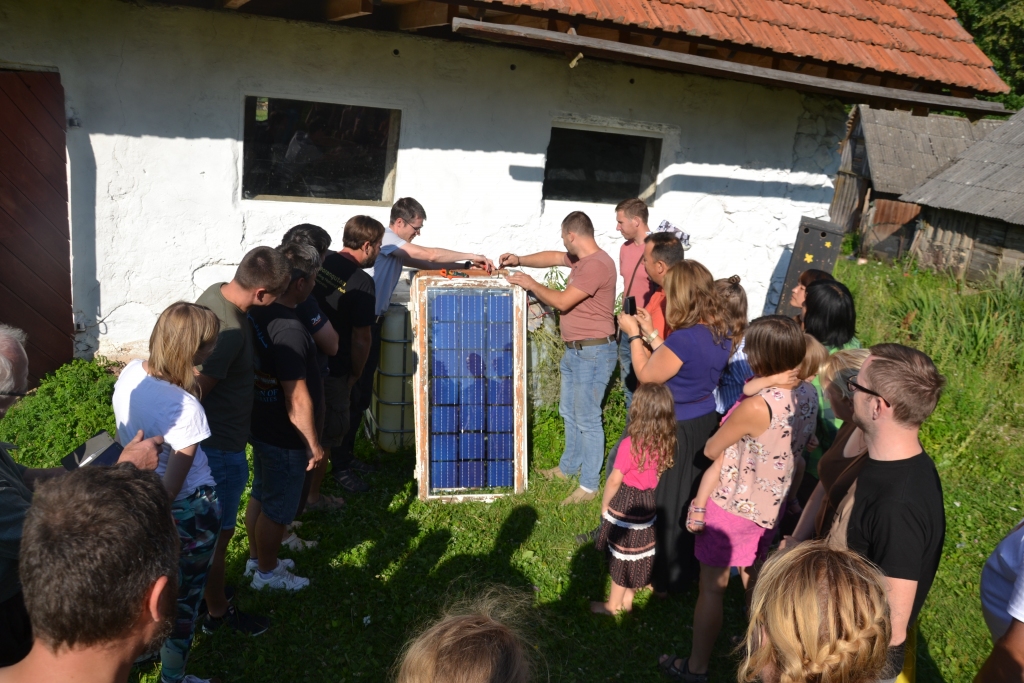 Smiltenes pagasta “Lejas Varicēnos” ekspertu vadībā iedzīvotāji izgatavoja saules paneli, kura pielietojumu uzreiz visi varēja novērtēt.                                                                                                                          
Autors:  LĪGA KRŪMIŅA-KRĪGERE