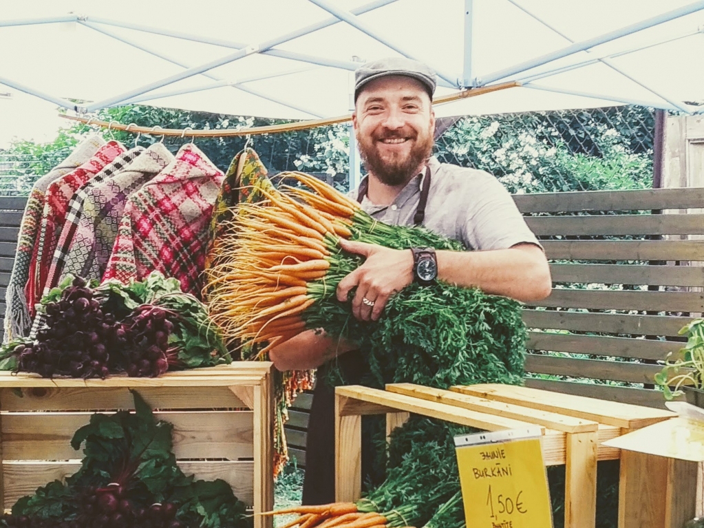 Kristaps Strazdiņš darbojas reklāmas jomā, taču pēc viņa iniciatīvas ģimenē pieņemts lēmums ar dārzeņu audzēšanu nodarboties plašāk – lai kvalitatīvi un dabai draudzīgi audzēti dārzeņi pietiktu ne tikai pašiem, bet arī citiem. 