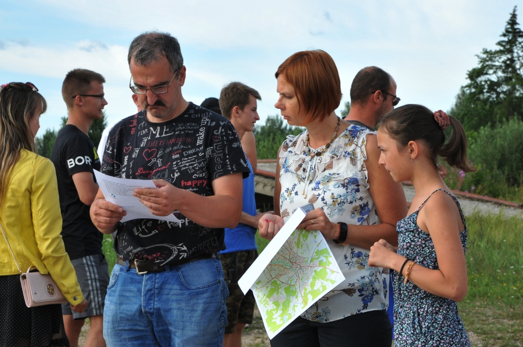 Otrās vietas ieguvēji – komanda “Jana PEPI” – pirms starta iepazīstas ar objektiem, kuri jāatrod.  