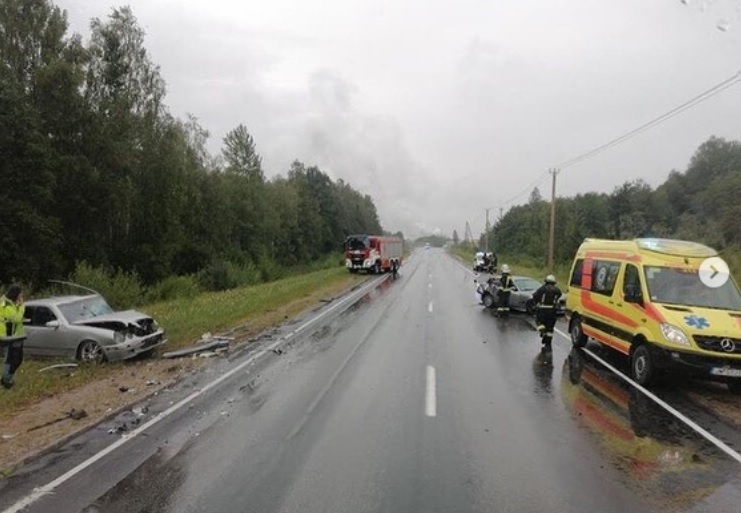 Lietū bīstama situācija uz ceļa veidojas akvaplanēšanas laikā. Visticamāk, nepareizi izvēlēta braukšanas ātruma dēļ un, sākoties akvaplanēšanai, Launkalnes pagastā netālu no kokzāģētavām otrdien notika divu automašīnu sadursme, kurā cieta abu transportlīdzekļu vadītāji. 

Autors: NO DPT_LATVIA FACEBOOK PROFILA