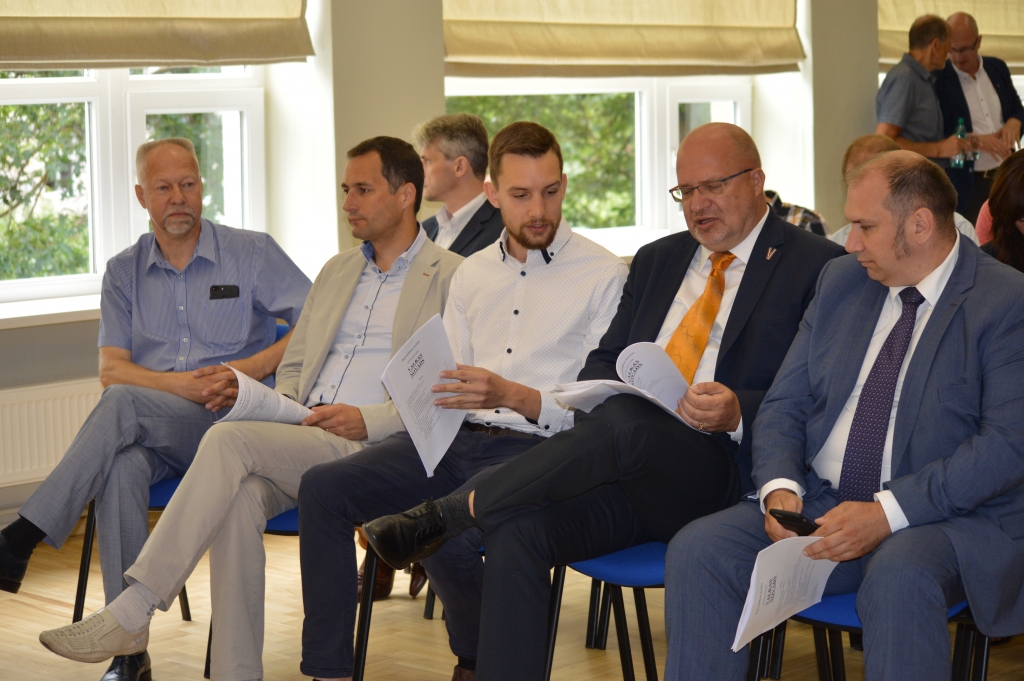 Valkas novads nokļuvis neapskaužamā situācijā – gaidāmajā reformā neviena pašvaldība nevēlas apvienoties ar valcēniešiem, un domes priekšsēdētāja Venta Armanda Kraukļa (otrais no labās) argumenti par labu apvienotā Valkas novada modelim pievienojamos novadus nepārliecina. Uz tikšanos ar ministru Juri Pūci ieradās arī Valkas novada domes izpilddirektors Ainārs Zābers (pirmais no kreisās), domes priekšsēdētāja vietnieks Viesturs Zariņš (blakus) un domes deputāts Vilmārs Vesingi (trešais no kreisās).                                                               
Autors:  SANDRA PĒTERSONE