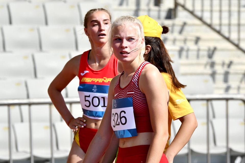 Azerbaidžānas pilsētā Baku Smiltenes BJSS vieglatlēte Marta Marksa (priekšplānā) piedalījās Eiropas jaunatnes Olimpiskajā festivālā. Kvalifikācijas sacensībās simts metru barjerskrējienā smilteniete palika piektā, vienlaikus uzstādot personisko rekordu, tāpēc vilšanās mijās ar prieku.                          
Autors:  NO LVS ARHĪVA