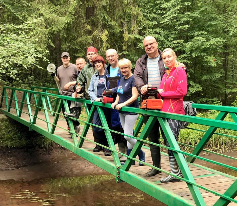 Aizvadītajā svētdienā Pedeles upes gultnes un dabas takas sakopšanas talkā piedalījās daudz mazāks talcinieku skaits kā iepriekš, bet Valkas novada domes priekšsēdētājs Vents Armands Krauklis līdz rudenim turpinās aicināt sabiedrību atbalstīt šo aktivitāti.                                      
Autors:  LĪGA AVOTA-KRAUKLE