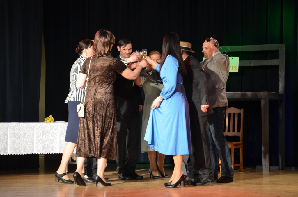 Vijciema pagasta svētki tiks atklāti ar Vijciema amatierteātra “Čiekurs” komisko izrādi “Sveiki brīvā Latvijā”. Režisors un aktieris Vijciema pagasta pārvaldes vadītājs Valdis Šaicāns.                                                 
Autors:  Mārtiņš Vītols