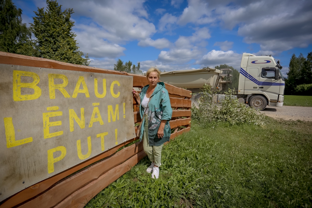 Variņu pagasta iedzīvotāja Vija Glāzere uzsākusi parakstu vākšanu, cīnoties pret dzīvi nemitīgos putekļos, ko rada intensīva satiksme. Pie sava īpašuma viņa ir uzstādījusi informatīvu vēstījumu autovadītājiem braukt lēnāk, bet ne visi to ievēro.                                                                                    
Autors:  SANTA SINKA