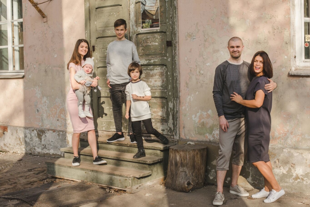 Ernests ar ģimeni - sievu Ievu, meitām Mariju un Annu, dēliem Kārli un Krišjāni pie Ernesta Lībieša Rokmūzikas skolas ēkas Bišumuižā.                                                                                                                                       
Autors:  Lauma Kalniņa