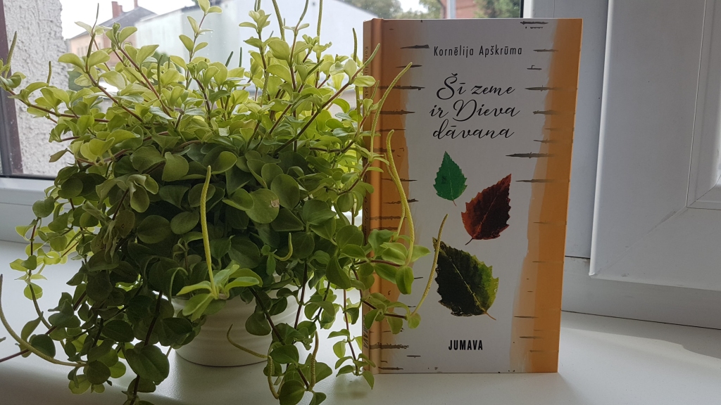 Smeldzīga un spēcinoša – tāda ir jaunākā dzejnieces Kornēlijas Apškrūmas grāmata “Šī zeme ir Dieva dāvana”. Tā ir veltījums Latvijas simtgadē.                                                                                                                             
Autors:  SANTA SINKA