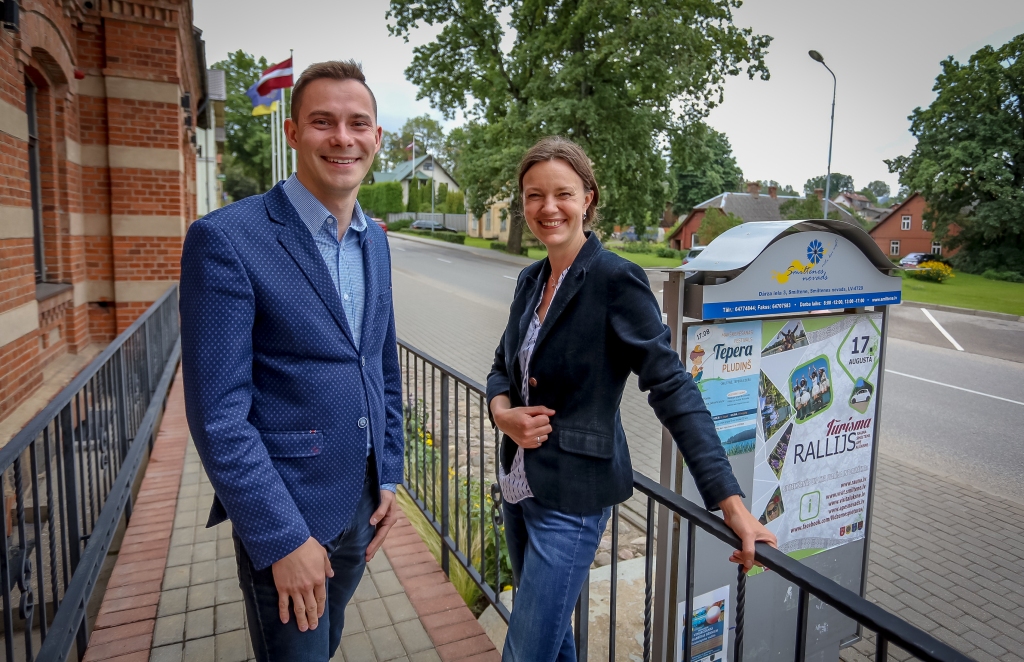 Smiltenes novada Tūrisma informācijas centra vadītājs Modris Apsītis un tūrisma speciāliste Līga Gabrāne priecājas, ka par spīti lietainajai un drēgnajai vasarai tūristu skaits nav samazinājies, tieši pretēji, apkopojot statistikas datus, vērojams pozitīvs pieaugums.                                
Autors:  SANTA SINKA