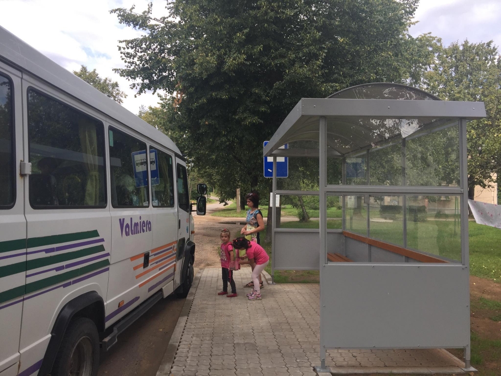 Valcēnieši, kuri dzīvo Lauktehnikas rajonā un izmanto sabiedrisko transportu, slavē jauno šovasar, uzstādīto autobusa pieturu, kur lietus gadījumā var paslēpties no samirkšanas.                                                                                                                                                                                                
Autors:   INGŪNA JOHANSONE