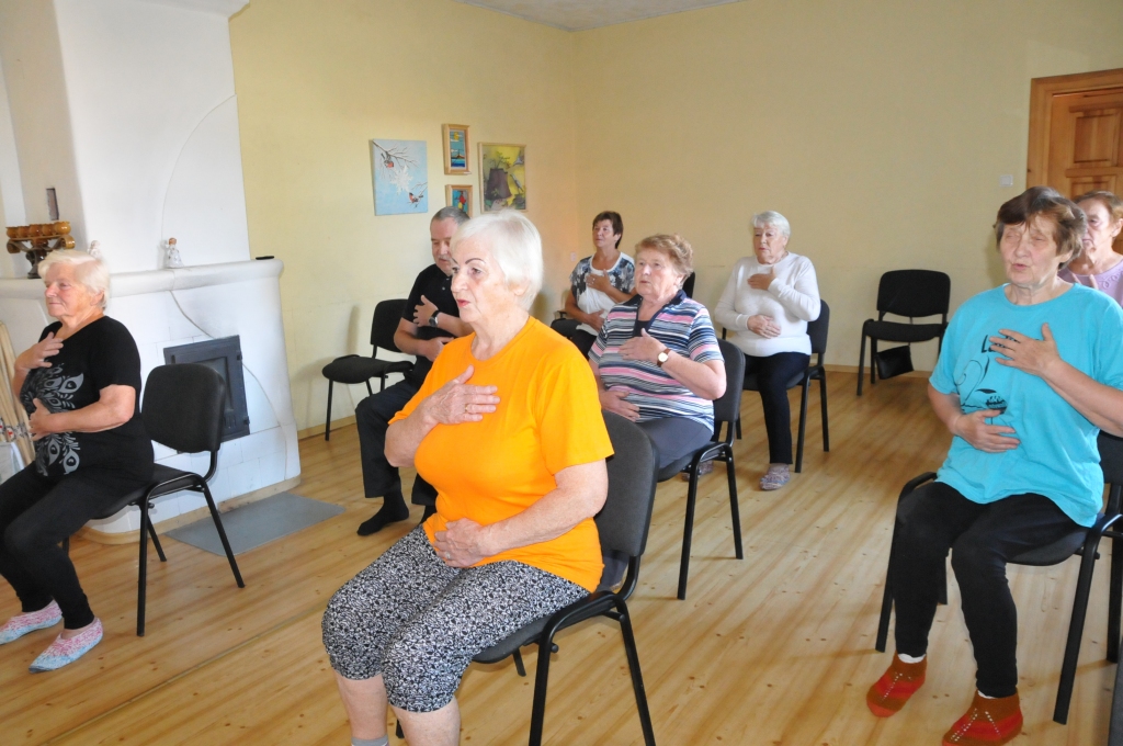 Valkas seniori ir aktīva dzīvesveida piekritēji. Viens no apliecinājumiem tam ir vēlme dzīvot veselīgi un regulāri izkustēties, apmeklējot vingrošanas nodarbības divas reizes nedēļā.                                                     
Autors:  INGA KARPOVA