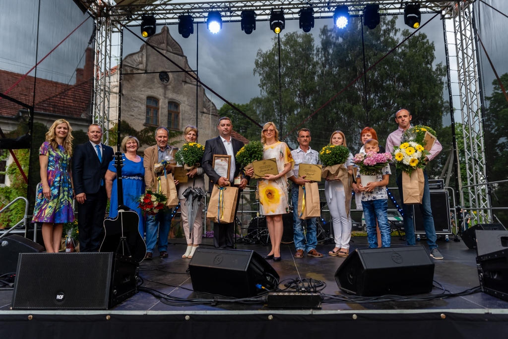 Smiltenes novada desmit gadu jubilejas svētku ietvaros Mēru muižas parkā tika apbalvoti konkursa “Smiltenes novada sakoptākais īpašums 2019” laureāti.                                            
Autors:  AGNIS MELDERIS