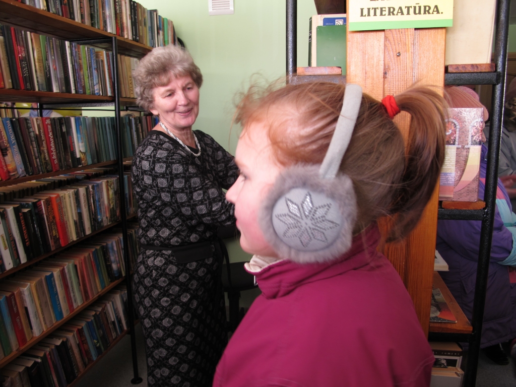 Pirms pieciem gadiem ilggadējai Ērģemes pagasta Omuļu bibliotēkas vadītājai Valvei Āboliņai bija svētku diena, jo nelielā pagasta bibliotēka no bijušās skolas ēkas pārcēlās uz jaunām, izremontētām telpām divstāvu ēkas pirmajā stāvā. Pašvaldība šoruden nolēmusi bibliotēku slēgt.        
Autors:  INGA KARPOVA