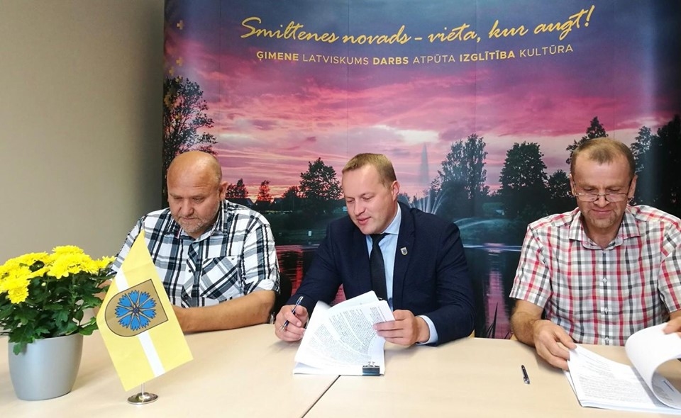 Smiltenes novada dome noslēgusi līgumu ar vietējo pilnsabiedrību “V5” par ražošanas ēkas Valkas ielā celtniecību Smiltenē. No pašvaldības puses līgumu parakstīja Smiltenes novada domes priekšsēdētājs Gints Kukainis (vidū), bet pilnsabiedrību “V5” pārstāvēja SIA “Evento” valdes priekšsēdētājs Mārtiņš Fronts (no kreisās) un SIA “ASE” valdes priekšsēdētājs Andris Lanka. Abi Smiltenes novada uzņēmumi arī veido pilnsabiedrību “V5”. 
Autors: SMILTENES NOVADA DOME