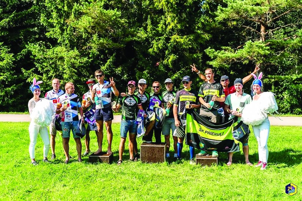 Velobraucēju apvienība no Valkas “Velohooligans” uz goda pjedestāla pēc uzvarētām “24h MTB” kalnu divriteņu sacensībām. No kreisās: Agris Podiņš, Edgars Ārgalis, Uldis Platnieks un Oskars Ārgalis.                                                                                                                                                                 
Autors:  Ģirts Kehris