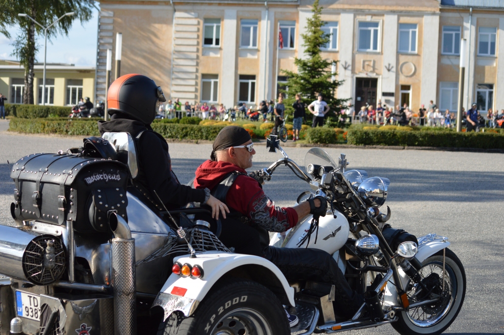 Sestdien, 24. augustā, sapulcējušies Strenčos par godu Baltijas ceļa trīsdesmitgadei, vairāk nekā tūkstotis Baltijas valstu motociklistu devās garum garā parādes braucienā uz Sedas pilsētu, kas todien svinēja 65. dzimšanas dienu.                                                                                                                                                                                                                                                 
Autors:  SANDRA PĒTERSONE