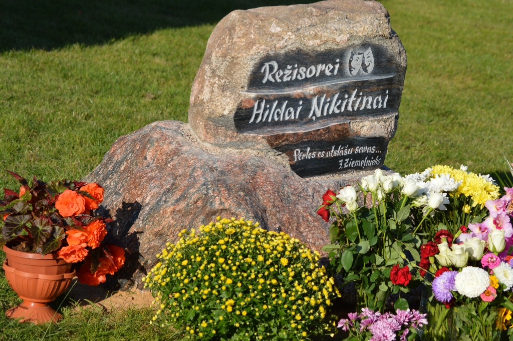 Režisorei Hildai Ņikitinai veltītais, 24. augustā atklātais piemiņas akmens atrodas uzkalnā aiz Strenču novada kultūras centra. To labi redz, nākot no pilsētas parka puses.                                                            
Autors:  SANDRA PĒTERSONE