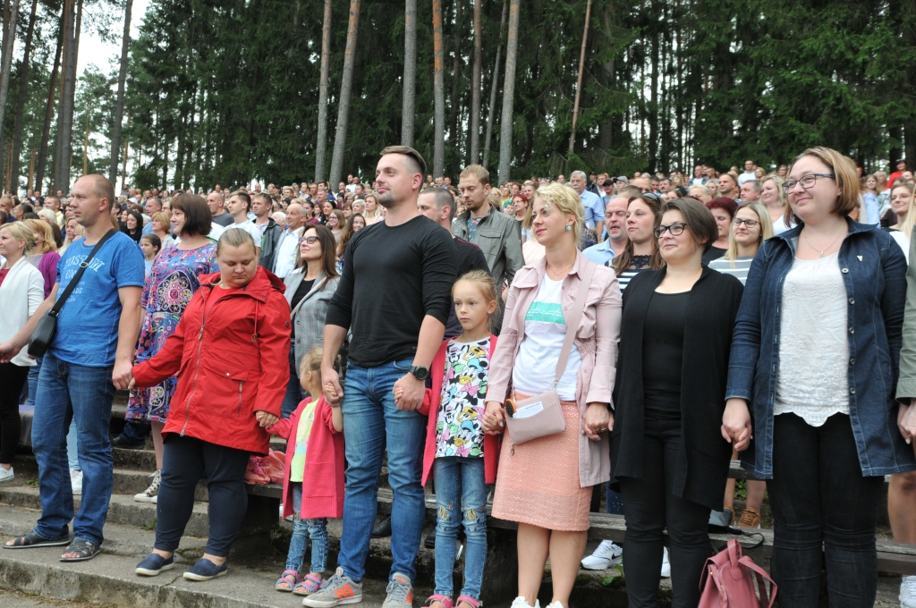 Pirms populārās grupas “Musiqq” koncerta Valkas novada domes priekšsēdētājs Vents Armands Krauklis “Baltijas ceļa” trīsdesmitgadē aicināja publiku piecelties kājās, sadoties rokās un veidot cilvēku ķēdi.                                                                                                                                                       
Autors:   INGA KARPOVA