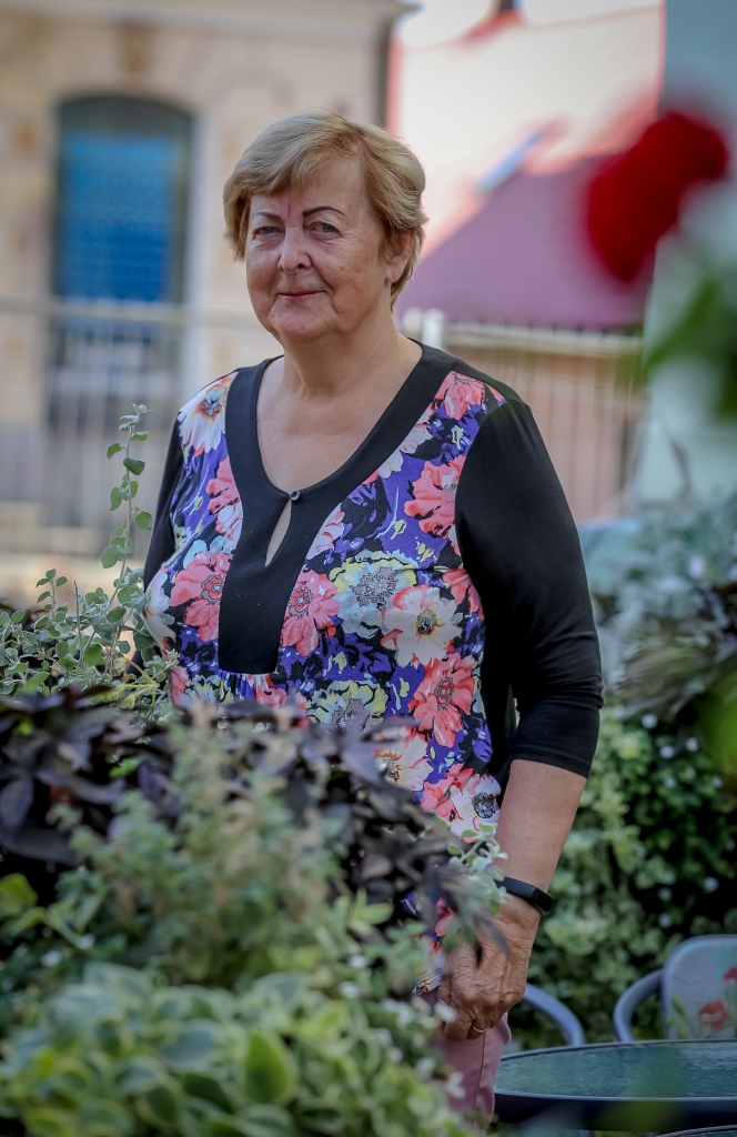 Smilteniete Ligita Blīgzna 49 skaistus, laimes, prieka un emociju pilnus darba gadus aizvadījusi skolās Palsmanē un Smiltenē. Jau desmit gadus Zinību diena ir citādāka, bet joprojām īpaša un saviļņojoša. Agrāk 1. septembrī Ligitas klēpis bija pilns skolēnu dāvināto ziedu, bet tagad šo dienu atzīmē kopā ar bijušajām kolēģēm – pensionētajām skolotājām – ar sirsnīgām sarunām kafejnīcā.                                                                                              
Autors:  SANTA SINKA