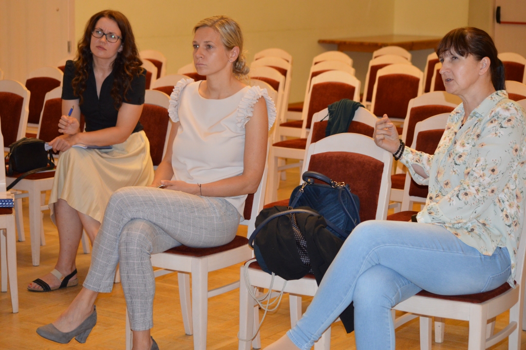 “Nepalieciet malā, tas ir jūsu pašu interesēs!” iesaistīties Smiltenes novada teritorijas plānojuma 1. redakcijas apspriešanā sabiedrību aicina arī Smiltenes novada iedzīvotāja Sandra Ābele (no kreisās), kura vienīgā atnāca uz apspriešanas sanāksmi Smiltenē, neskaitot pašvaldības pārstāves Ievu Dilli (blakus) un Sarmīti Daudzieti, kā arī dokumenta izstrādātājus.                                                                                                                           
Autors: SANDRA PĒTERSONE